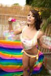 Adriana Chechik - Mastication dans la piscine
