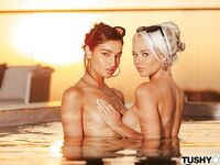 Elsa Jean, Emily Willis - Léchage lesbien