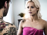 Elsa Jean - Adolescente mince s'envoyant en l'air