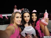 Ashley Adams et Gina Valentina baisent ensemble