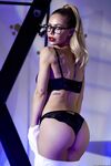Nicole Aniston à l'étranger