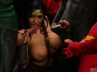 Romi Rain la super-héroïne baisée