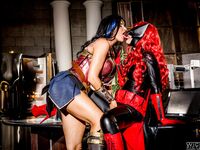 Le cosplay lesbien de Charlotte Stokely et Romi Rain
