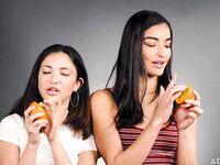 Licking Jane Wilde et Emily Willis