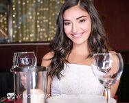 Emily Willis fait l'amour dans un restaurant