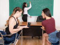 Georgia Jones et Bobbi Dylan et les lesbiennes de l'école d'Emily Willis