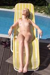 Yasmine Gold se masturbe au bord de la piscine