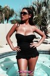 Priya Rai au bord de la piscine