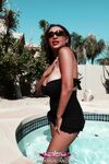 Priya Rai au bord de la piscine