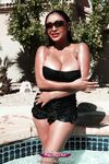 Priya Rai au bord de la piscine