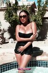 Priya Rai au bord de la piscine
