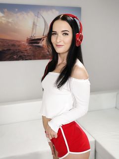 Viol, Sasha Sparrow - Vieille et adolescente lesbienne