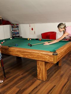 Gina Gerson & Lilu Moon - Sexe sur la table de billard