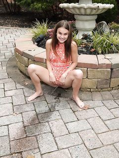 Ellie Eilish - Salope adolescente flexible