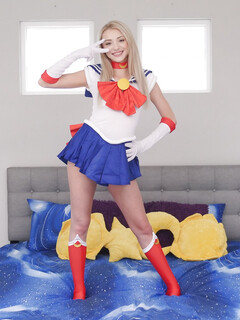 Cecelia Taylor est la jolie fille en costume.