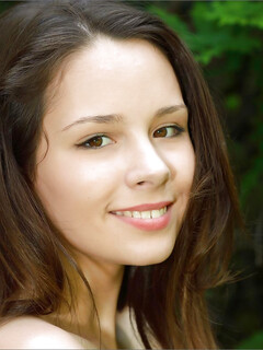Arina montre son corps dans la forêt