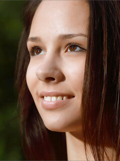 Arina montre son corps sur le banc
