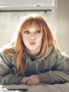 Madi Collins aime les gros soutiens-gorge