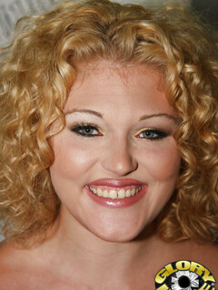 Shirley Dimples dans le trou de succion