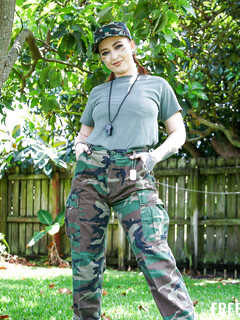 Dani Blu et Callie Black sont les filles soldats les plus sexy.