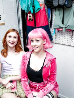 Scarlet Skies et Evie Rees baisent dans l'entrepôt