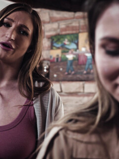 Paige Owens et Skylar Snow scène lesbienne