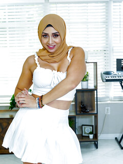 Une mère arabe luxuriante fait l'amour à travers un trou dans ses sous-vêtements