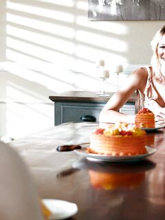 Kenna James suce le grand et lèche les couilles avant de le baiser