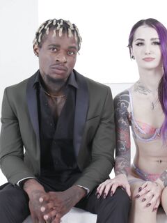 Le nymphoman de 19 ans Valérica Steele aime la bite de son amant noir dans tous les sens