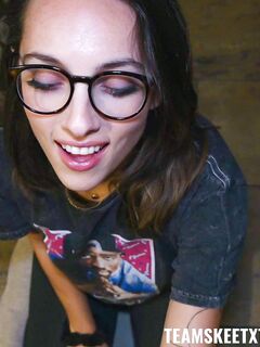 Fille aux cheveux noirs dans les lunettes profite chaud pov baise
