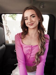 Nikki Nicole corps mince adolescent dans et hors de la voiture obtient sexe dur