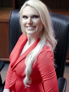 Milf aux cheveux longs Sydney Davis baise le réalisateur confiant
