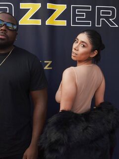 Violet Myers suce et chevauche le grand bois noir à un orgasme tournant