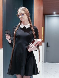 Un long ver aux cheveux noirs avec des lunettes est baisé dans un collant percé