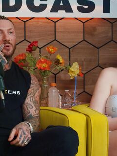 Les filles tattoed Abigail Morris et Toochi Kash partagent le loup rouge