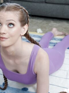 Thin yoga mylf Erin Everheart suce et prend sa bite dans le cul