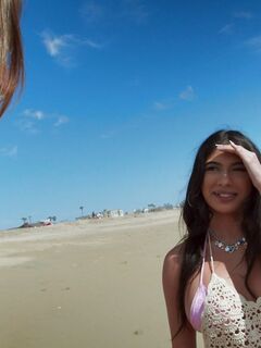 La séduisante fille de plage Reyna Belle est baisée par le mec aux cheveux longs