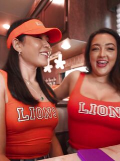 Emerald Loves et Cassie Lenoir se lèchent la chatte pendant le sexe sauvage