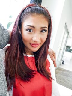 Asiatique fille Mina Luxx suce grosse bite et lèche des balles avant le sexe