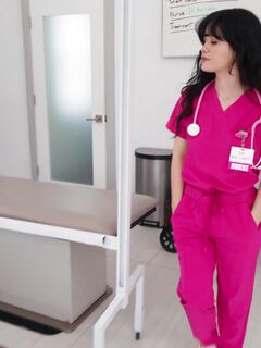 Jeune infirmière sucer et monter la grosse bite noire avec seins naturels à l'orgasme