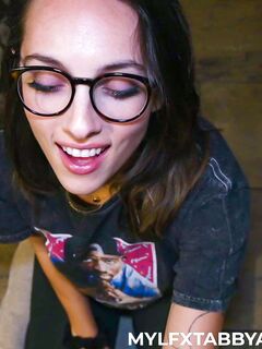 Tabby Nomame épais, la queue battante est sucée et baisée en POV
