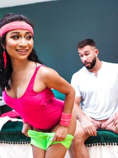 Coquine asiatique fille Avery Black baisée dans différentes positions