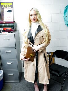 Coquin blonde maman naomi ryder obtient le temps difficile pour voler