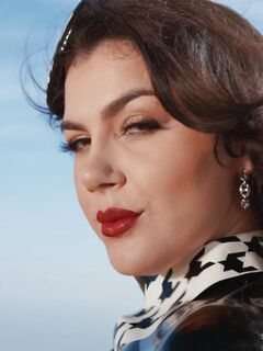 La reine italienne Valentina avale les deux bps dans les gorges nappiennes et se précipite à l'extérieur