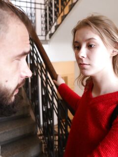 Eyla Moore suce le barbu avec la chatte rasée dans le salon