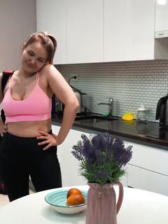 Mary bonbons après pipe baisée de derrière