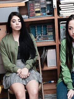 Gina Valentina et Mi Ha Doan en train de sucer une bite ensemble