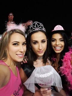 Ashley Adams et Gina Valentina baisent ensemble