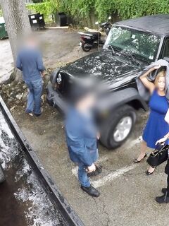 Alexis Fawx en train de baiser dans la voiture