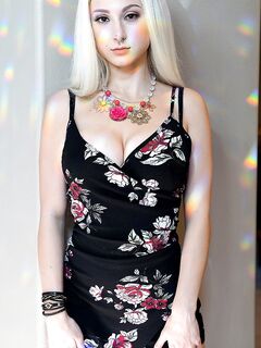 Skylar Vox l'adolescente aux gros seins